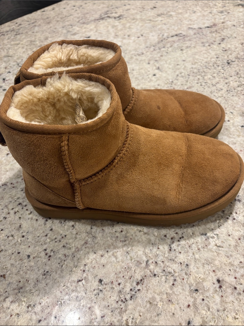 UGG Classic Mini Boots / Size 7 Woman/Chestnut.